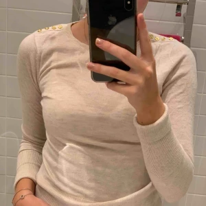  - Fin tröja från H&M med guldknappar på axlarna. Säljer pga använder inte längre. Frakten är inräknad i priset