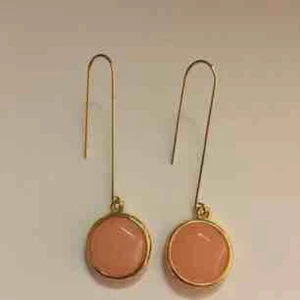  - Superfina örhängen från Lindex som endast använts en gång då de inte är min stil riktigt, superfina ändå men passar tyvärr inte mig🌸