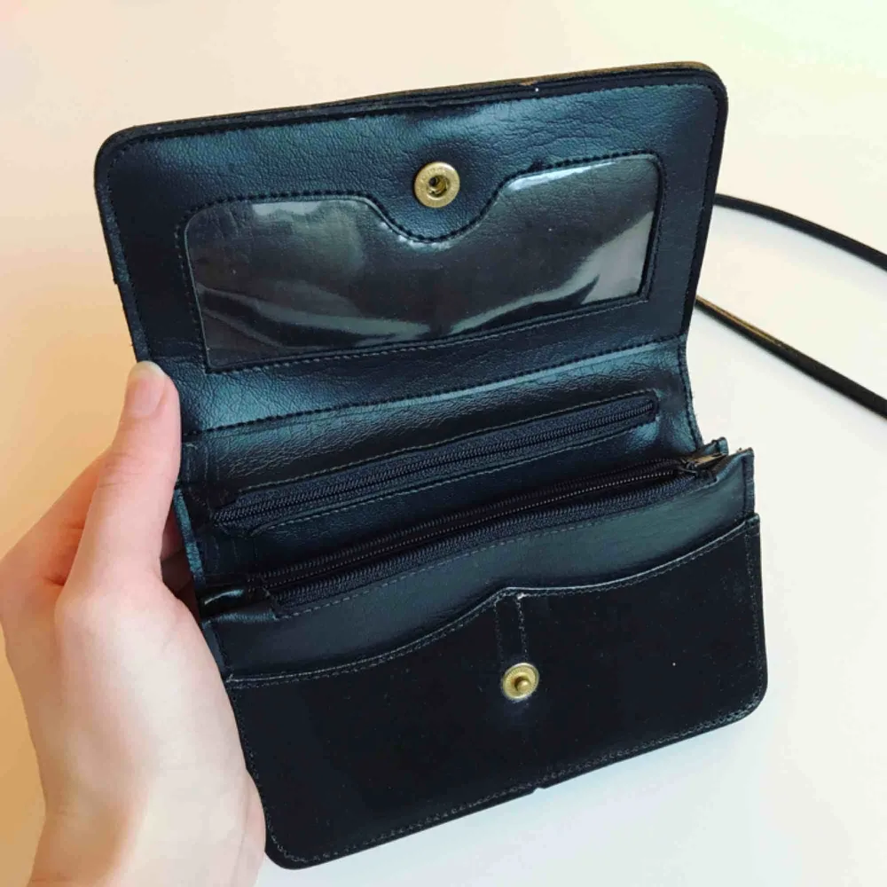 🔥Liten plånbok-väska i fuskläder🔥 superfin i gott skick - ser i princip ny ut och aldrig använd av mig då jag alltid behövt en större väska:/ Ett fack med dragkedja + två extra fack🥑Frakt går på 39 kr🥑. Väskor.