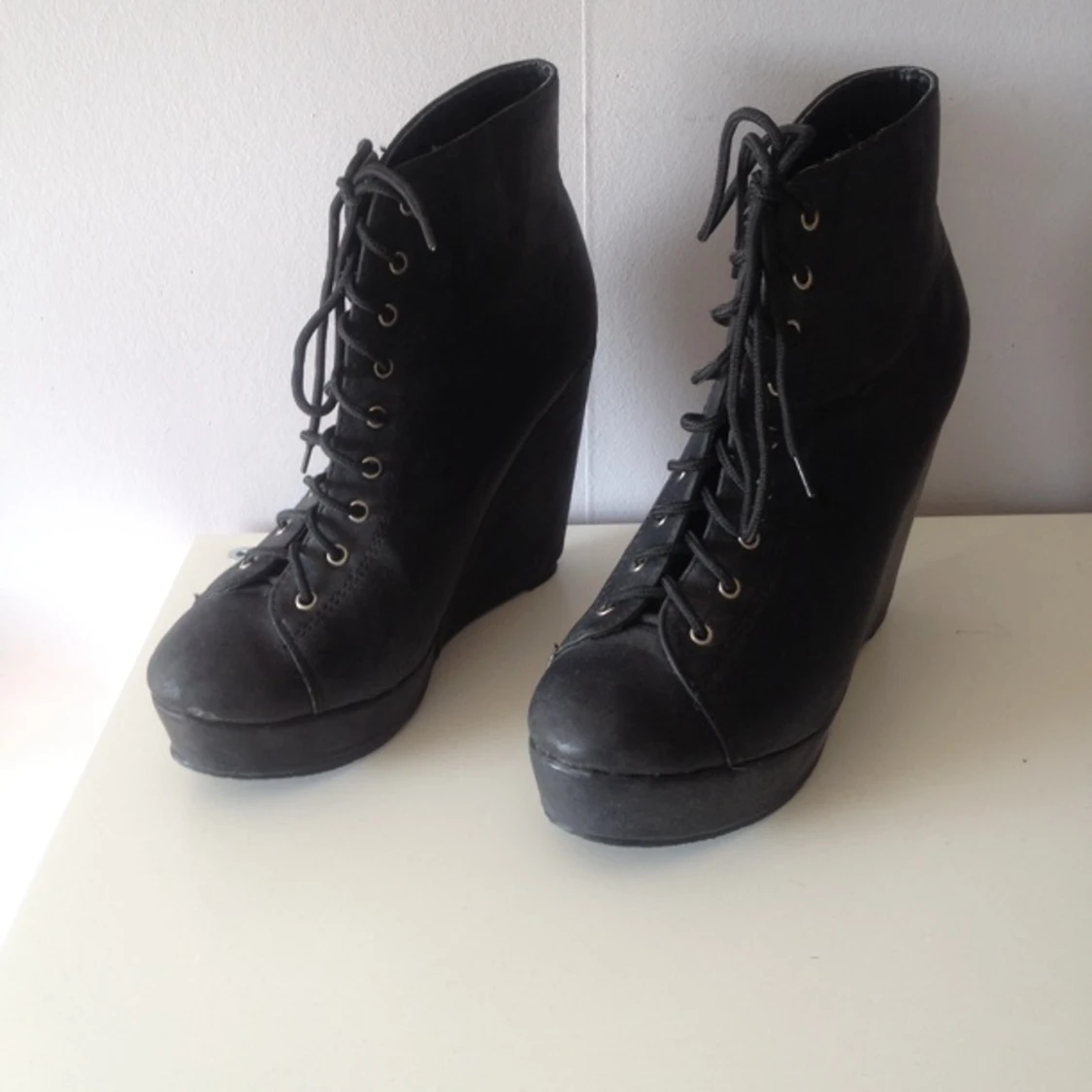 Svarta kilklacksskor  Från: Nelly.se Klackhöjd: ca 12 cm 