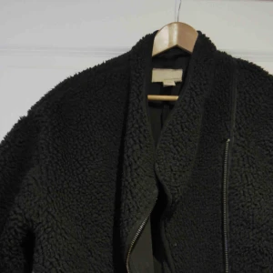  - Supergosig teddyjacka från hm. Den är rejäl och tjock i tyget så man kan ha den under vintern. Den är overzised så den passar en 34-38 i storleken. Jag är själv 38a. Väldigt fint skick!  Skickas mot en frakt på 105kr. Eller hämtas i Sundbyberg. 