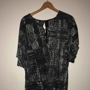  - svart vit mönstring strandklänning storlek XS/S. Passform L. Frakt tillkommer!