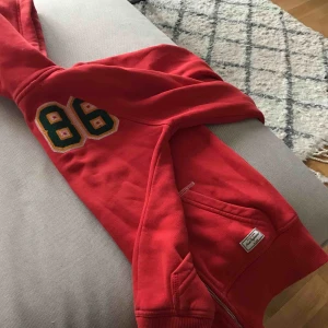  - En röd luvtröja från Peak Performance   Kan skickas men då tillkommer porto :)  Säljes då den inte kommer till användning