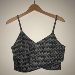  - topp i svart vitt mönster, storlek L. Frakt tillkommer!