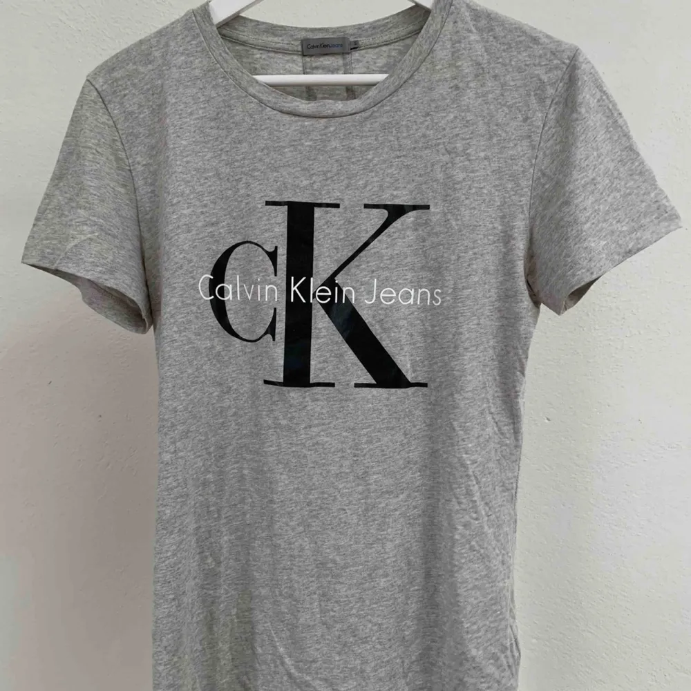 Calvin Klein tshirt i storlek S.  Fint skick!    Finns i centrala Göteborg, annars står köparen för frakt. . T-shirts.