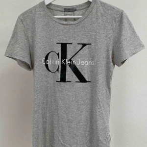  - Calvin Klein tshirt i storlek S.  Fint skick!    Finns i centrala Göteborg, annars står köparen för frakt. 