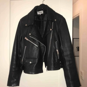  - Äkta skinnjacka i storlek 36 inköpt från weekday! 1500 kr! 