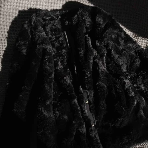  - En fin svart och varm jacka från Vero Moda i bra kvalitet. Går till höften på mig som är 170 cm lång. Den har även 2 fickor💕
