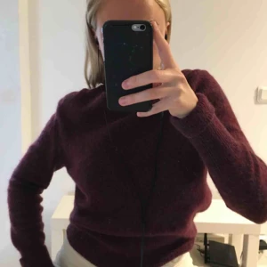  - Lila/vinröd stickad tröja från Acne. 34% mohair 34% wool. Superfin men kommer ej till användning. 