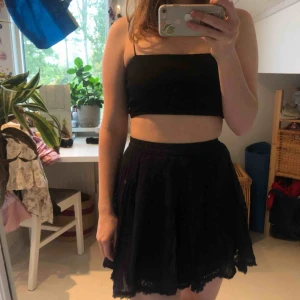  - Marinblå Hollister kjol med spetsdetaljer. Fint skick! Frakt ej inkluderat. 