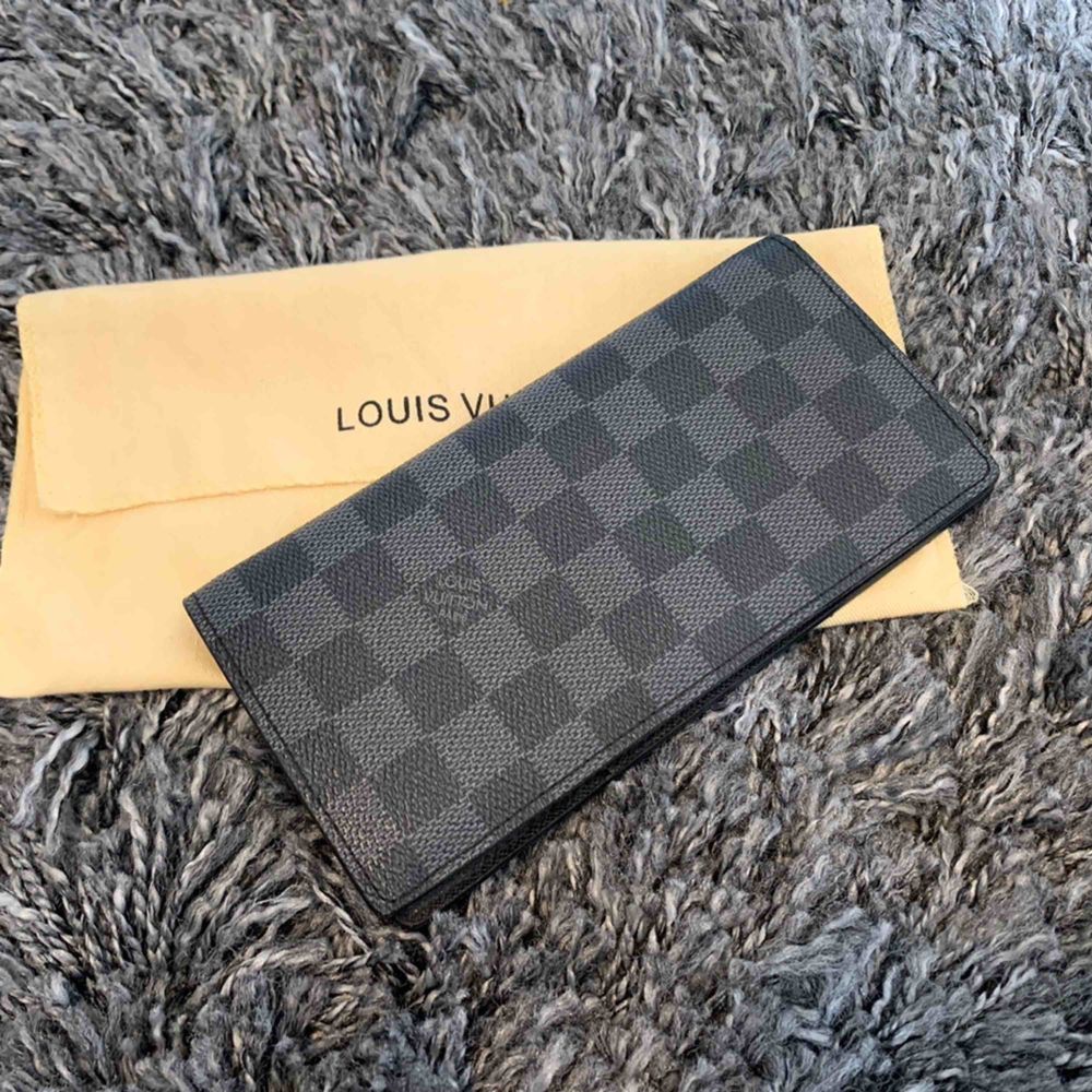 Louis Vuitton plånbok, inte äkta | Plick Second Hand