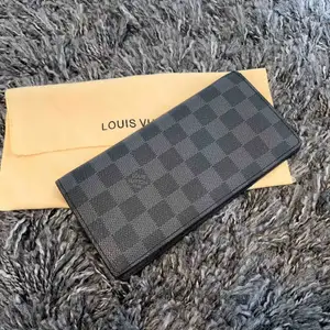 Louis Vuitton plånbok, inte äkta, A+ kopia, Finns i Odenplan Stockholm