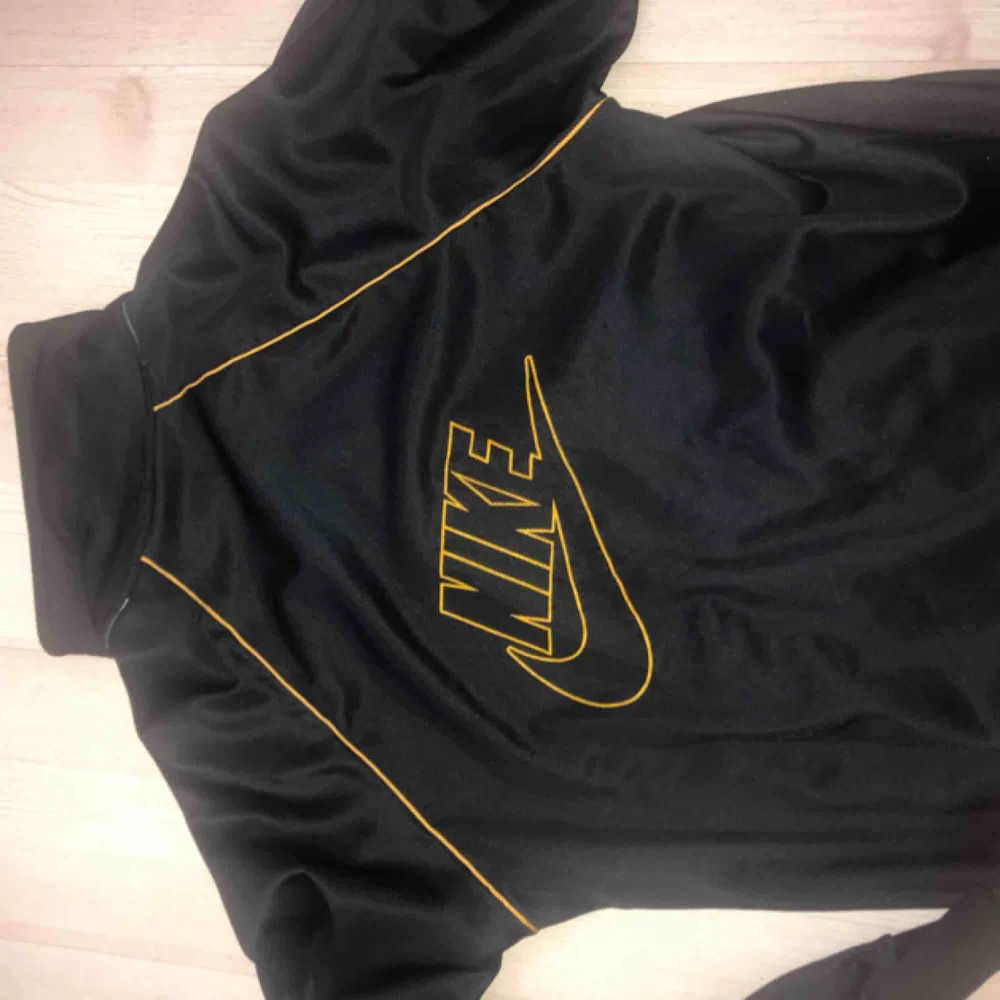 Vintage nike tröja med stort Nike märke på ryggen.. Tröjor & Koftor.