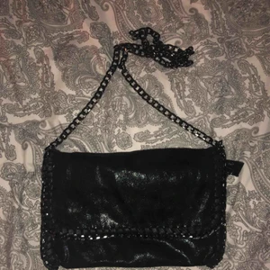  - Populär väska med kedjedetaljer. Köpt i Italien, endast använd 2-3 gånger.