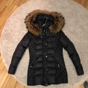  - En rock and blue jacka. Jätte bra skick. Pälsen ser helt orörd ut. Använde den förra året. En litet litet hål i vänstra fickan men inget man ser eller lägger märke till! 