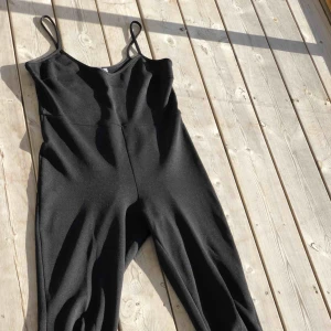  - Jättefin jumpsuit i svart. Kan skickas, köparen står för frakten. Hämtas i Onsala.