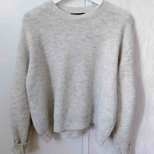  - Stickad beige tröja ifrån Chiquelle. Ej använd. Frakt tillkommer.