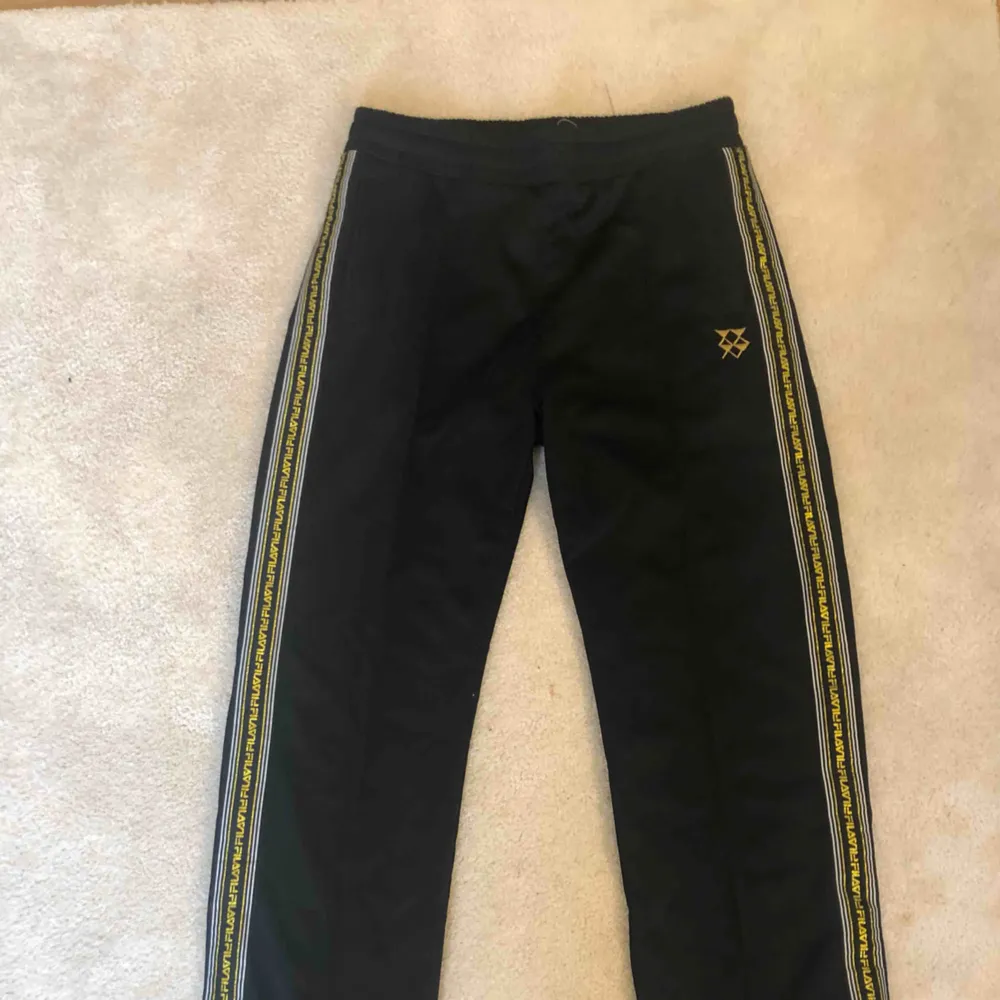 As coola fila trackpants i storlek S! Nypris 599kr och använda en gång. 250 kr+ frakt💘💘. Jeans & Byxor.