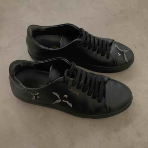  - AXEL ARIGATO CLEAN BIRD BLACK EMBROIDERY ✨. Endast använda ett fåtal gånger. Nypris: 1850 kr, men säljer för 600kr. Frakten ligger på 95kr och skickas självklart spårbart.