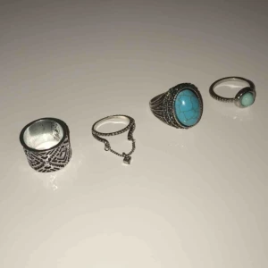  - Jätte fina ringar i olika storlekar. 1 är XS, 2 är S, 3 och 4 är M/L. De är alla i fint skick, knappt använda. 