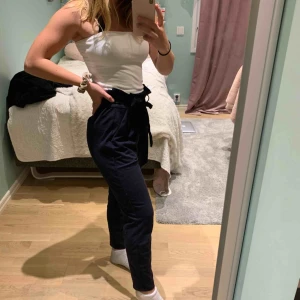  - Marin blåa kostymbyxor med ett mjukt och lite stretchigt material! Har väldigt bra passform o går att knyta i midjan som man vill ha det :) väldigt sköna att ha i skolan! 