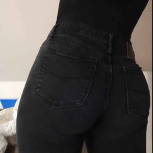 Cricket Jeans - Mid raised jeans ifrån JC. Modell 211 Super Skinny Black Rinse. Midja storlek 29, längd storlek 30. Går tyvärr inte längre att få tag på då JC gått i konkurs. Super sköna och stretchiga! 