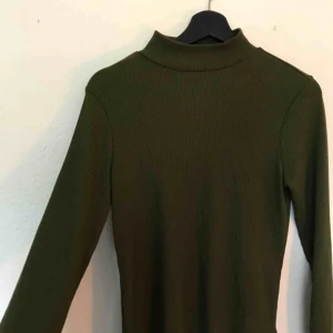  - Säljer denna gröna ribbade polotröjan!💚