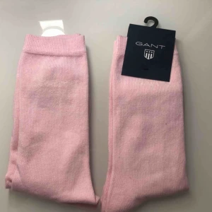  - Snygga strumpor från Gant!! Ett par för 75 och båda för 125!! Helt oanvända båda paren, jättesnygga att ha till en vardagsoutfit. Du betalar för frakt! 
