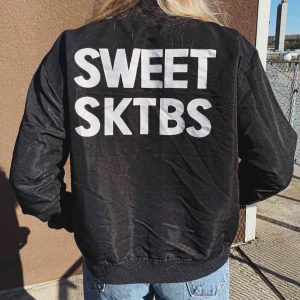  - Tunn sportjacka i bra skick. Stor ”SWEET SKTBS” logga på ryggen. 