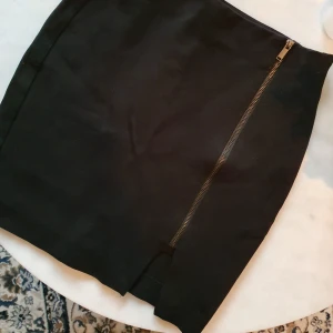  - Kostymkjol från MQ, Soul. Har en splits på höger sida vid dragkedjan.  Kan mötas upp i Huddinge, Älvsjö, Årsta, Globen & Västberga