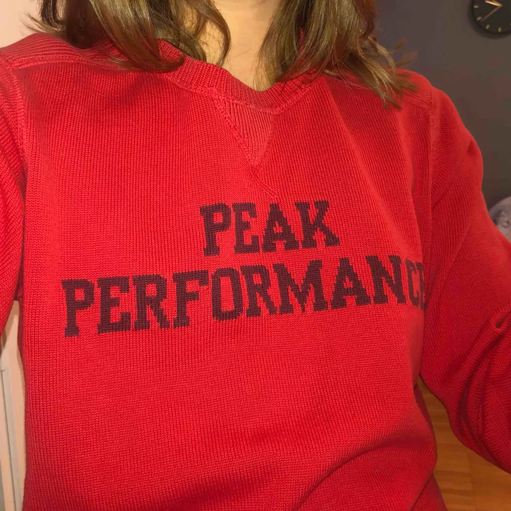 Stickad tröja från Peak Performance, köpt second hand💚 i bra secondhand-skick!💖 storlek M men sitter bara lite större än S, frakt tillkommer!🥳. Hoodies.