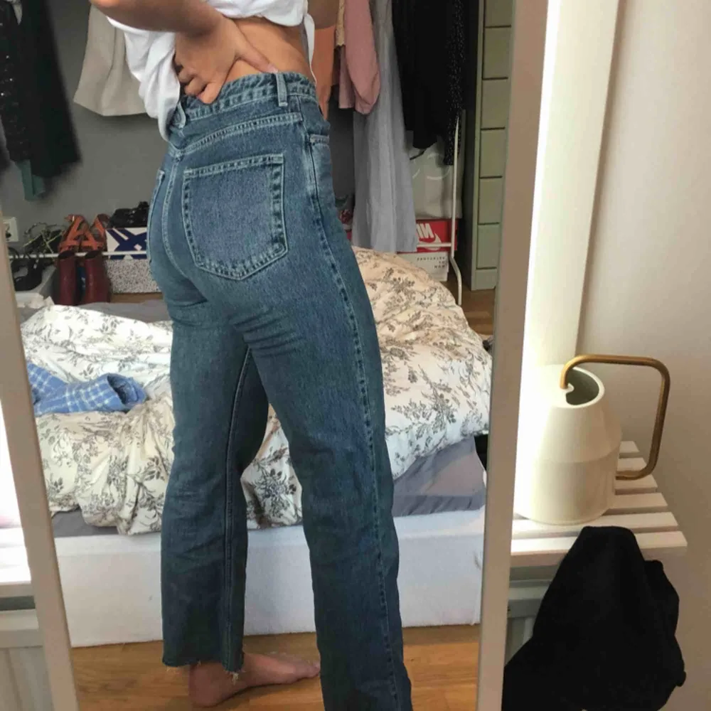 Jeans från weekday i modellen row, avklippta nertill. Frakt ingår :-). Jeans & Byxor.