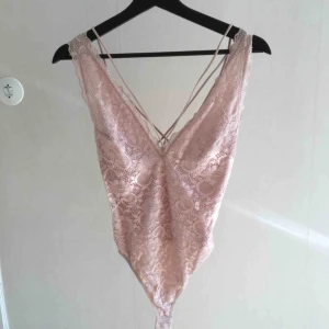  - Superfin rosa spetsbody från Nly Trend by Lisa Olsson. Tyvärr inte min stil längre! Möts upp i Uppsala eller fraktar mot betalning. 