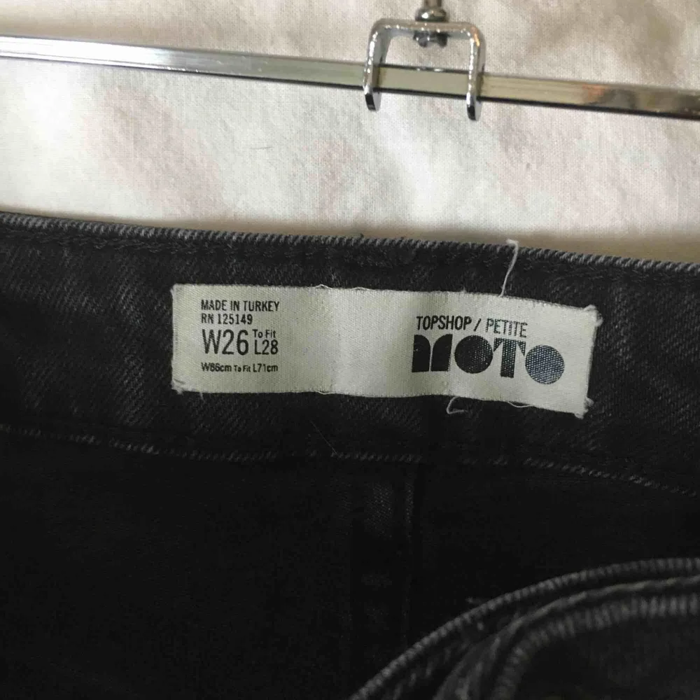 Mom jeans från Topshop i stl W26L28. Använda, i bra skick!. Jeans & Byxor.