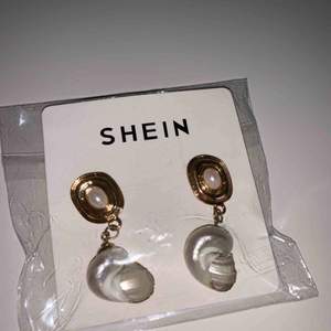 Super söta snäck örhängen från Shein, helt oanvända ligger fortfarande kvar i förpackning. Säljer pga inte min stil Köpare står för frakt!