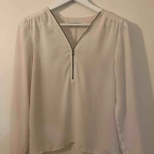  - Garderobsrensning! Säljer blus fr Soaked in luxury i strl XS. Kan skicka spårbar frakt vid efterfrågan. Kan även mötas i Sthlm! Skriv för fler bilder! 