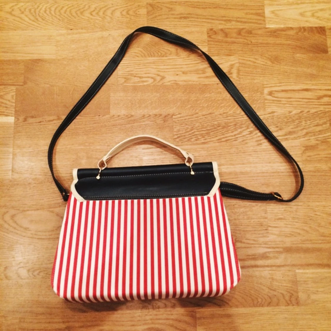 Röd/vit randig och mörkblå väska i skinnimitation med axelrem. I mycket fint skick,oanvänd - 1415648941