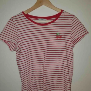  - Söt T-shirt från only. Är i nästintill oanvänt skick. Normal i storleken.