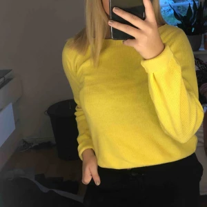  - gul stickad tröja med fin detalj i ryggen, inte alls stickig. normal i storleken