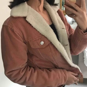  - Mysig och varm jacka från BikBok! Bra skicka och endast använd några gånger. Köpt för 500kr