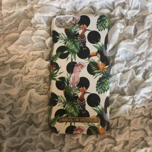  - iPhone 7/8 skal från Ideal Of Sweden! Skalet är i nyskick