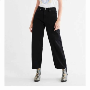  - Svarta Levi’s jeans i modellen 90s baggy. Måste tyvärr sälja dem eftersom de är för stora för mig😐 I jättebra skick.  Storlek W:26 L:30.      400kr inklusive frakt