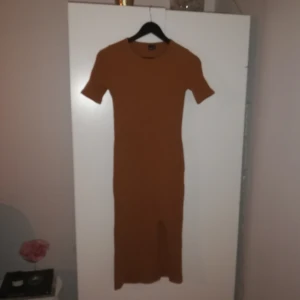  - Snygg senapsgul klänning 