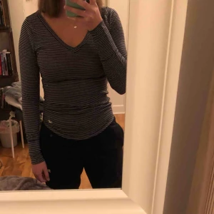  - Hollister tröja i super skönt material! Perfekt året om🤩 köparen står för frakt