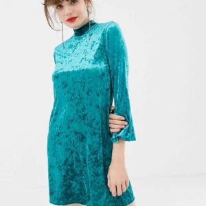  - Jättefin sammetsklänning från Monki. Den har utsvängd ärm och knappar i nacken. Storlek S.   Skickar för 49kr. Har swish. 💸