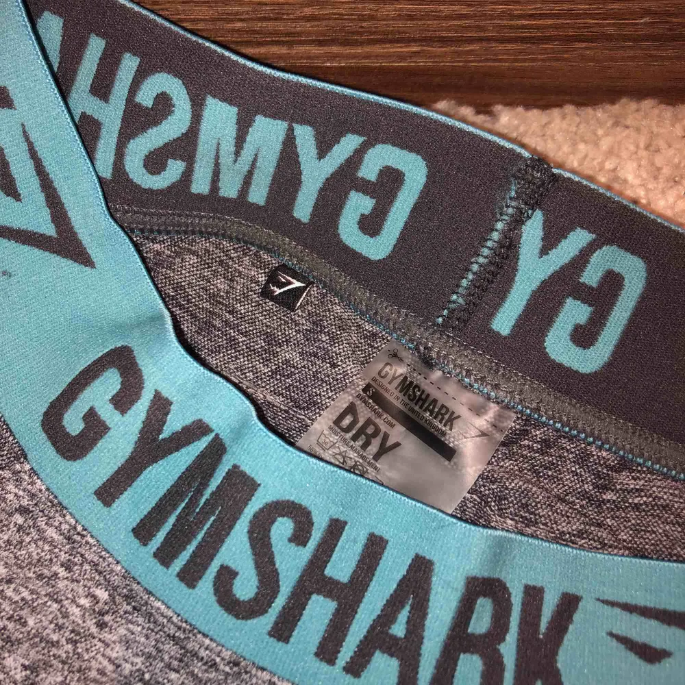 Gymshark tights, använda 1gång, super sköna och fina. Köpta för 550kr. Köparen står för frakten. (59kr) Högst bud får byxorna!. Jeans & Byxor.