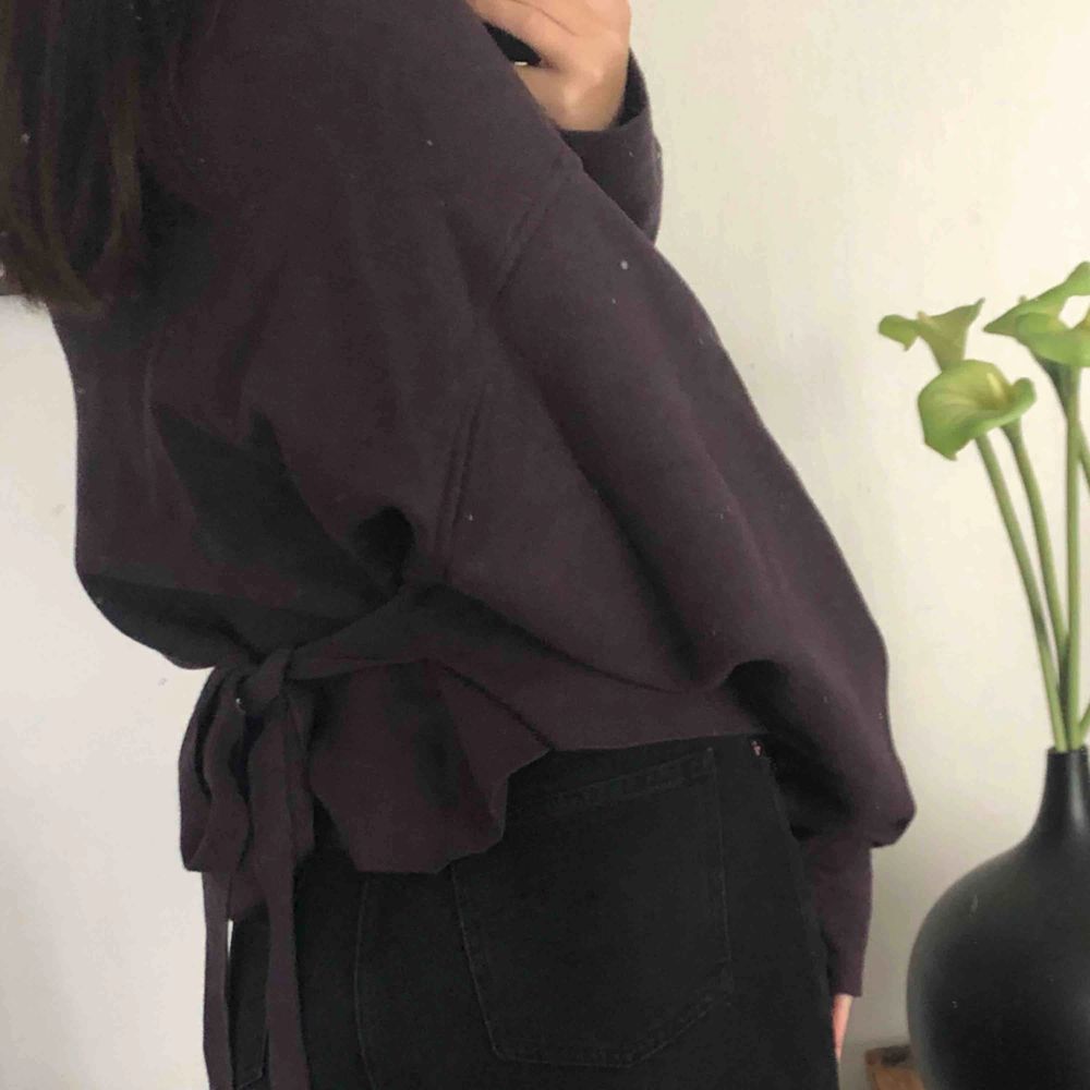 Oversized tjocktröja med knyte i ryggen från Zara! Dm vid intresse 🥰. Huvtröjor & Träningströjor.