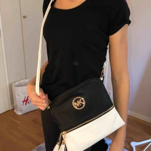  - En fin fejk Michael Kors väska, fint skick och använd fåtal gånger!