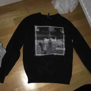  - En helt vanlig svart colleges tröja med ett fint New York märke