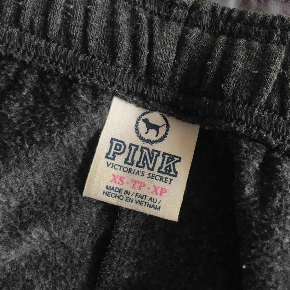 🍪 Mjukisbyxor från victoria’s secret PINK, dem är knälånga (frakt tillkommer) 🍪. Jeans & Byxor.
